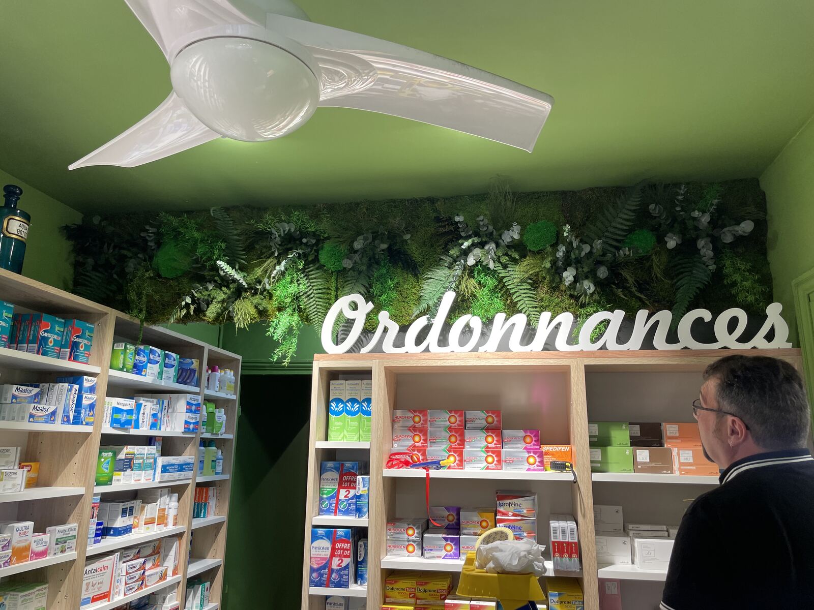 Mur végétal aménagé en pharmacie