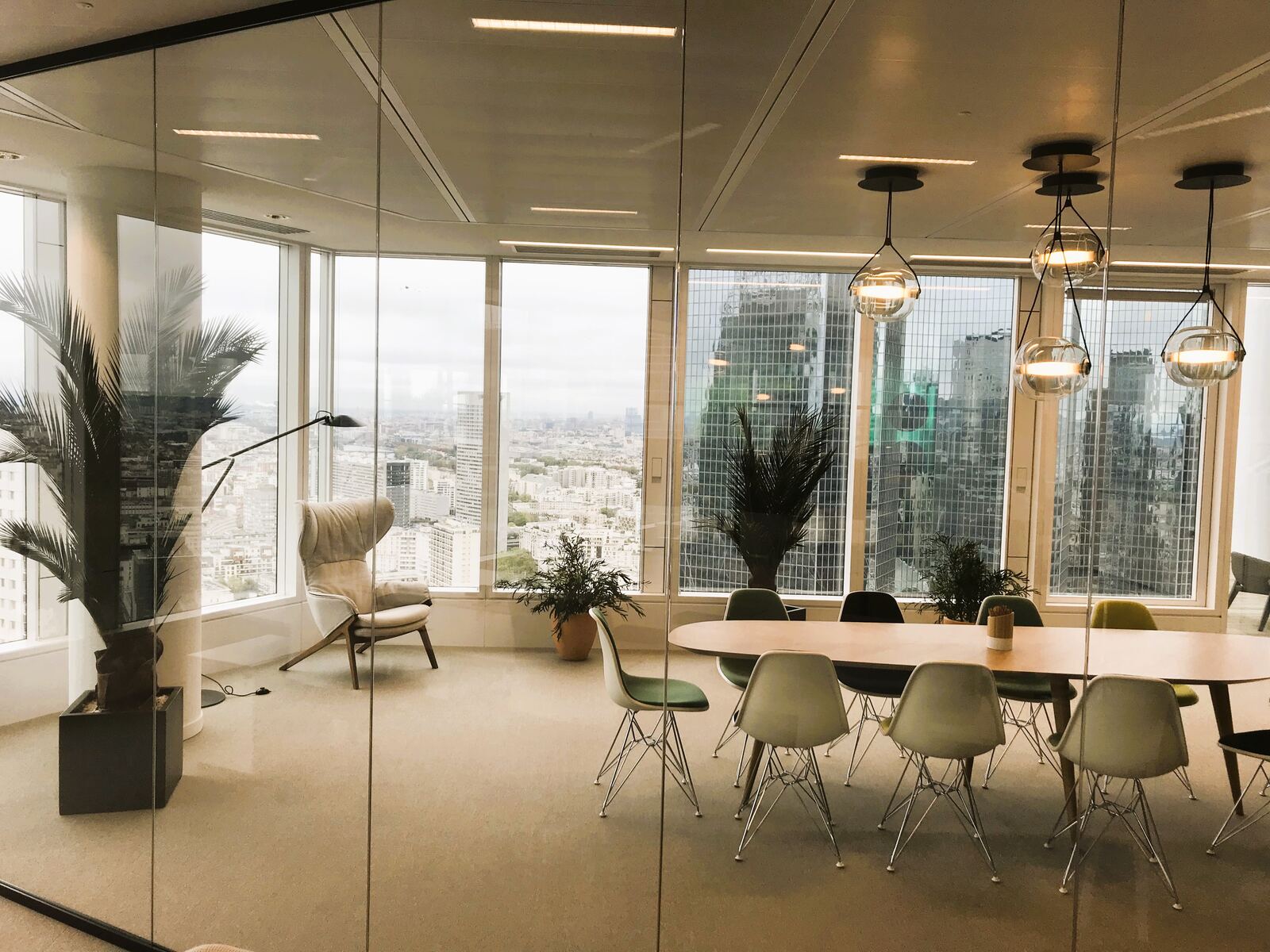 Salle de réunion végétalisée avec vue sur La Défense